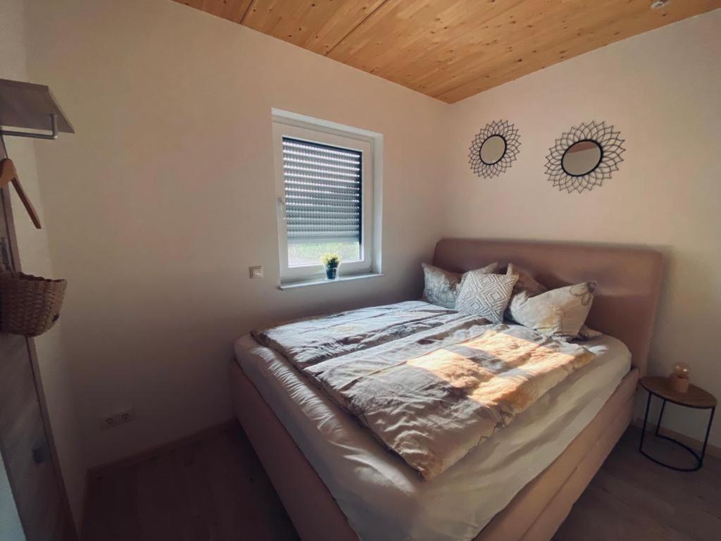 Zimmer M. Eigenem Bad Und Badewanne Direkt Am Wald Amoeneburg Экстерьер фото